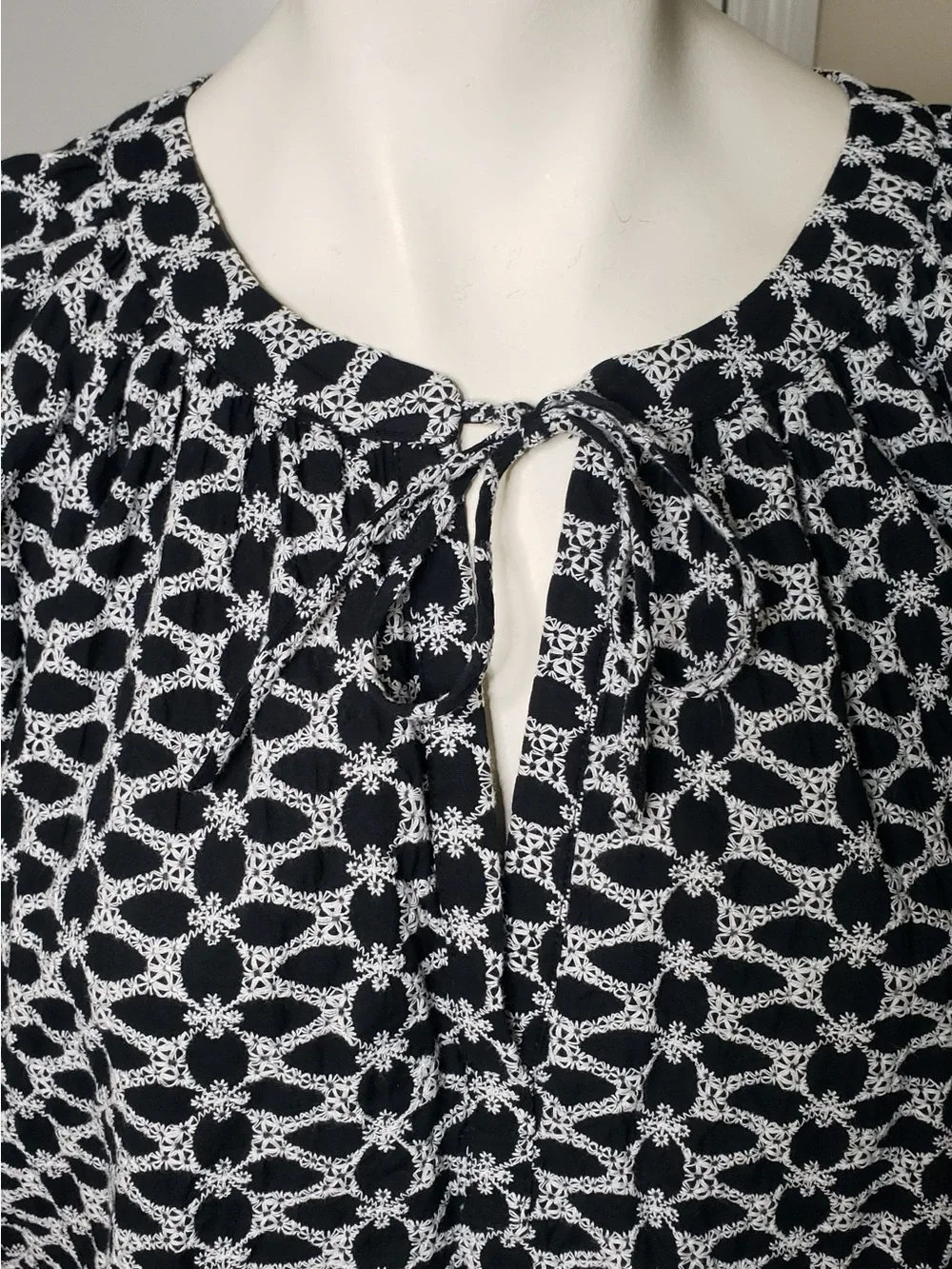 LOFT Black and White Geometric Tie-Neck Blouse X-Large